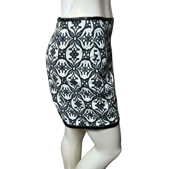 Express Black and White Geometric Asymmetrical Mini Skirt Faux Leather Size 6 - Picture 4 of 5